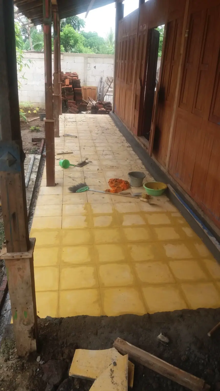 Contoh pemasangan ubin pemandu di area rumah tinggal untuk mempermudah aksesibilitas