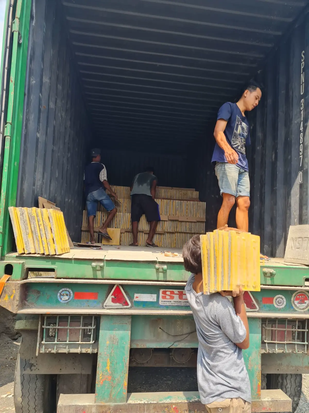 Pengiriman guiding block ubin dalam jumlah besar menggunakan container antar kota